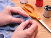 Once the button is sewn on, remember to tie the thread in a knot so it won’t come off again soon.