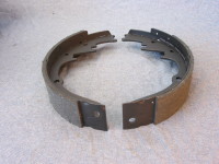 Replaceable brake shoes are used on the rear axle of cars with drum brakes.